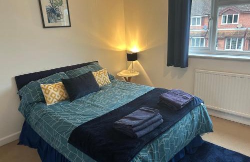 Horsham Casa | KB51 Charming 2 bed house in Horsham, pets very welcome and long stays with easy access to London, Brighton and Gatwick