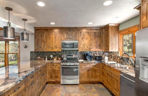 North Park City Casa | KBM Resorts Private Home Fantastic views Hot Tub AC Easy Walk to Resort and Main St. PLA-1155