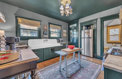 Rosedale Casa | KC Blvd Heights: Spacious 7BR Home, Central Locale