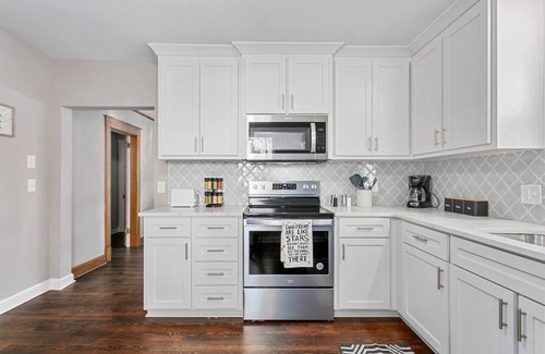 Kansas City Casa | KC Historic Gem Updated King beds - walk to free streetcar (24 Oct)