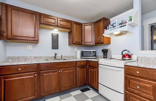 Hyde Park Casa | KC Parkside walkout - walkable to The Plaza and The Nelson