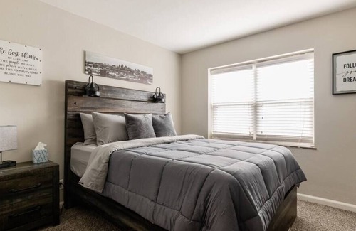 Country Club Plaza Area Apartamento | KC Plaza Two Bedroom with Gym/Pool/Parking