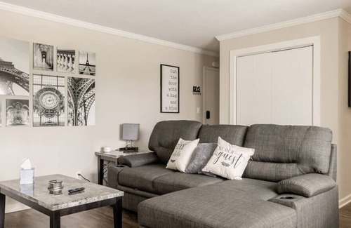 Country Club Plaza Area Apartamento | KC Plaza Two Bedroom with Gym/Pool/Parking