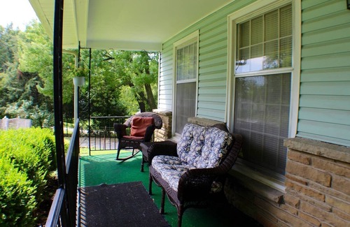 Kansas City Casa | KC's Stadium B&B Chiefs/Royals, I-70, parking, pets, Whole house, fenced yard