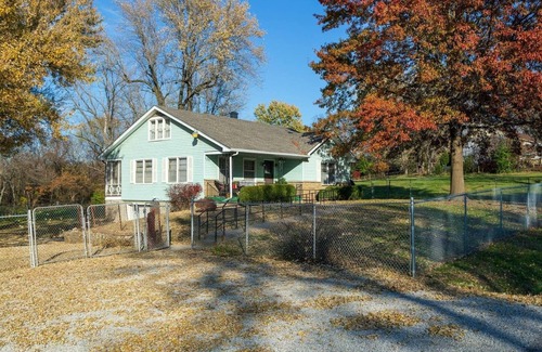 Kansas City Casa | KC's Stadium B&B Chiefs/Royals, I-70, parking, pets, Whole house, fenced yard