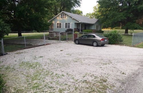 Kansas City Casa | KC's Stadium B&B Chiefs/Royals, I-70, parking, pets, Whole house, fenced yard