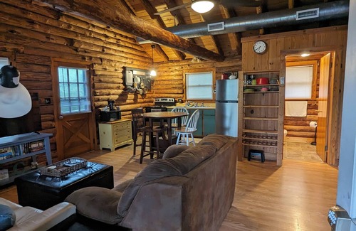 Kill Devil Hills Cabina | KDH Cozy Log Cabin near wood preserve