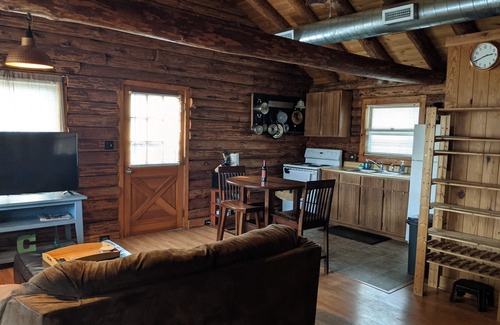 Kill Devil Hills Cabina | KDH Cozy Log Cabin near wood preserve