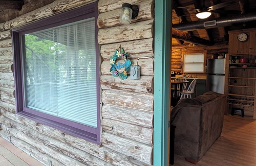 Kill Devil Hills Cabina | KDH Cozy Log Cabin near wood preserve