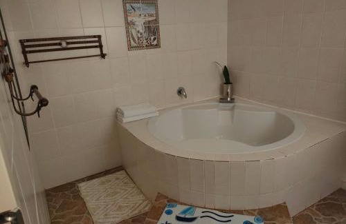 Moses Kotane Casa | Kea bed and breakfast