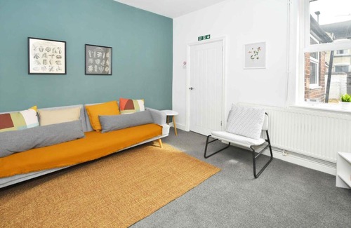 Stoke-on-Trent Casa | Keary House by YourStays, Stoke, with a touch of Scandinavia, 3 bedrooms, BOOK NOW!