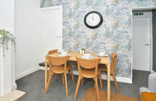 Stoke-on-Trent Casa | Keary House by YourStays, Stoke, with a touch of Scandinavia, 3 bedrooms, BOOK NOW!