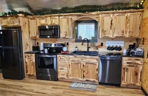 Russellville Cabina | Keehn's Hideaway-Hot tub/King bed/Horses/Secluded/Getaway!