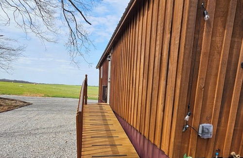 Russellville Cabina | Keehn's Hideaway-Hot tub/King bed/Horses/Secluded/Getaway!