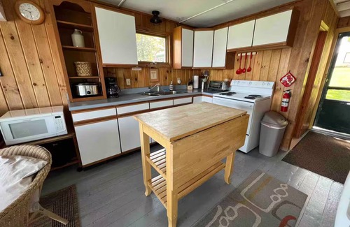 South Hero Cabaña | Keeler Bay Lakefront 2BR Cottage, Mansfield