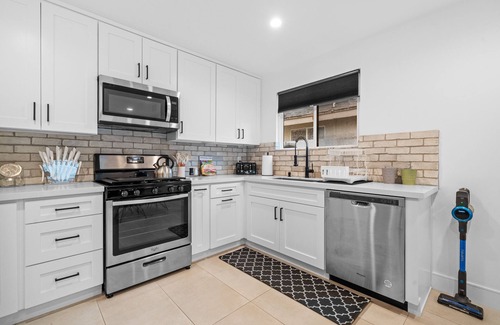 Valley Glen Casa | Keep it simple at this peaceful and centrally-located place!