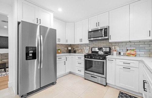 Valley Glen Casa | Keep it simple at this peaceful and centrally-located place!