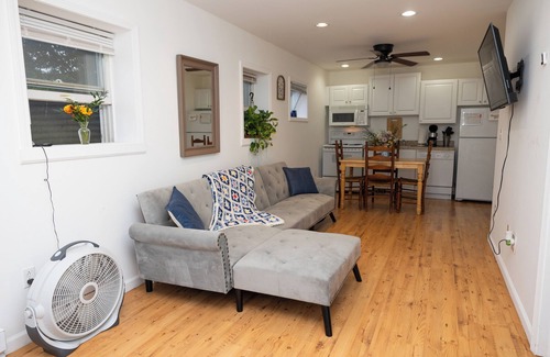 Hartwick Apartamento | "Keep Life Simple" -Blue Door- Basement Apartment