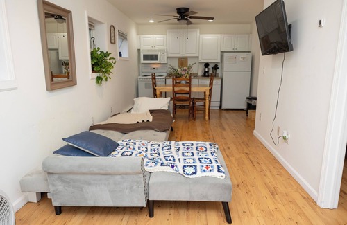 Hartwick Apartamento | "Keep Life Simple" -Blue Door- Basement Apartment