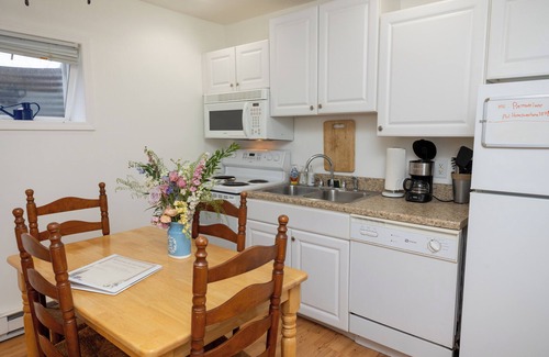 Hartwick Apartamento | "Keep Life Simple" -Blue Door- Basement Apartment