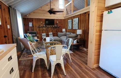 Linesville Cabaña | Keepsake by the Lake - Newly renovated 1 bedroom cozy cottage