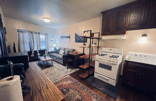 West Allis Casa | 1 Bed- Apt # 1 arriba del restaurante alemán Kegel's Inn.