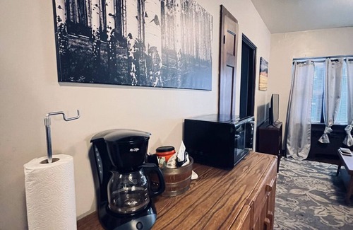 West Allis Casa | 1 Bed- Apt # 1 arriba del restaurante alemán Kegel's Inn.