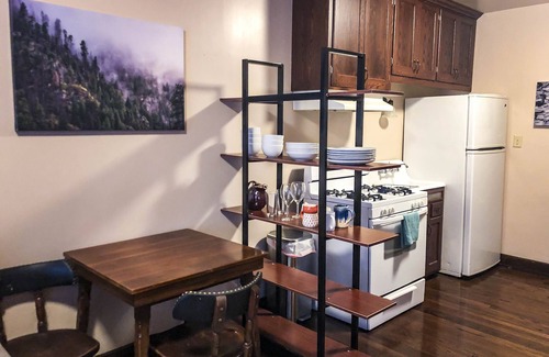 West Allis Casa | 1 Bed- Apt # 1 arriba del restaurante alemán Kegel's Inn.
