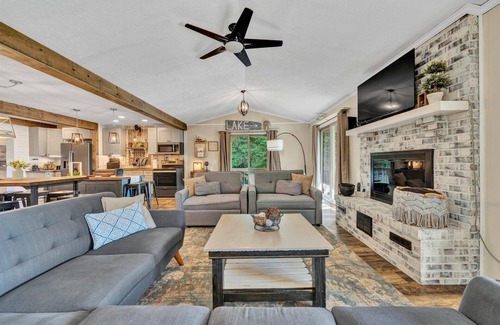 Smith Mountain Lake Casa | Kelly Kove - Beach Area Sleeps 14!