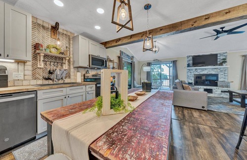 Smith Mountain Lake Casa | Kelly Kove - Beach Area Sleeps 14!