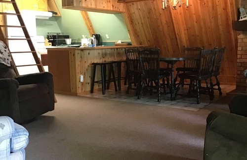 Suring Cabina | Kelly Lake Cabin with beautiful sand beach