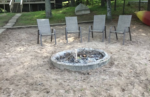 Suring Cabina | Kelly Lake Cabin with beautiful sand beach