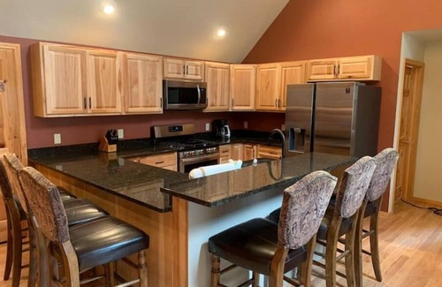Suring Cabina | Kelly Lake HideAway-private, lake views, ATV trail Sleeps 8- 4 Beds- 1 Bathroom