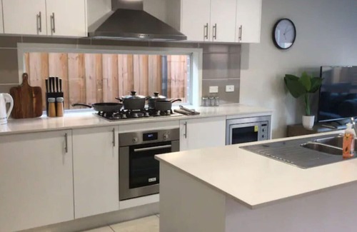 Kellyville Casa | Kellyvile/5室别墅/免费停车/近购物中心/聚会派对/带后院