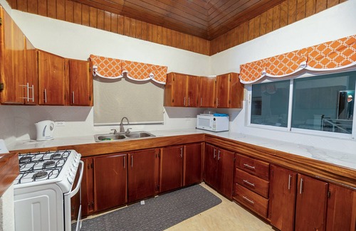 Lances Bay Villa | Kelso Sunset Villa -Cozy Quiet Retreat-Comfortable sleeps 8 2 King/4 Queen Beds