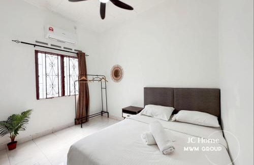 Johor Bahru Casa | Kempas Kampung style 12pax Family Suites
