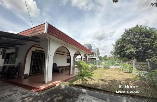 Johor Bahru Casa | Kempas Kampung style 12pax Family Suites