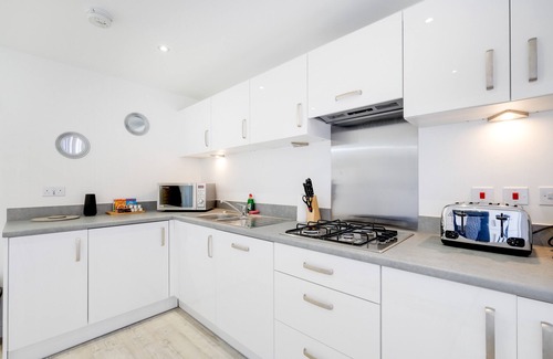 Aylesbury Casa | Kempster 5 Bedroom 3 Bathroom Serviced House Aylesbury with parking
