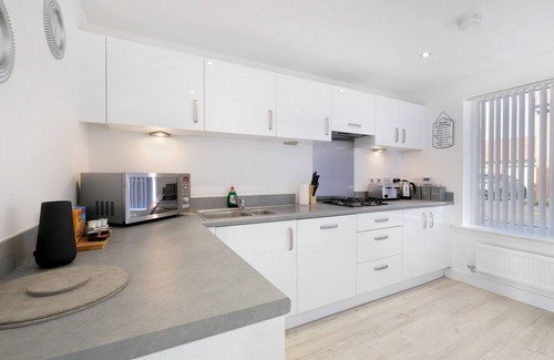 Aylesbury Casa | Kempster 5 Bedroom 3 Bathroom Serviced House Aylesbury with parking