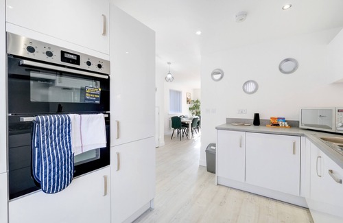 Aylesbury Casa | Kempster 5 Bedroom 3 Bathroom Serviced House Aylesbury with parking