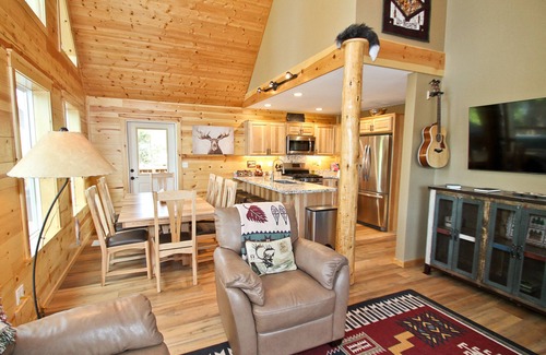 Soldotna Cabina | Kenai Riverfront Cabin, Private Fishing Platforms, Newly Remodeled