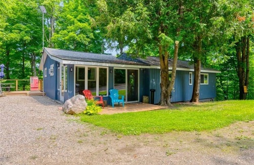 Arden Cabaña | Kennebec Escape: Cozy 4-Season Lakefront Cottage with Stunning Views & Pvt Dock