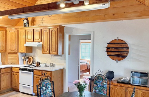 Inyokern Cabina | Cozy Bluebird Mountain Cabin by River & Trails - 2BDR and Cozy Perch Loft