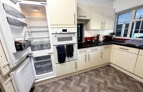 Bicester Casa | Kennedy Villa (5 Bed House with Hot Tub)