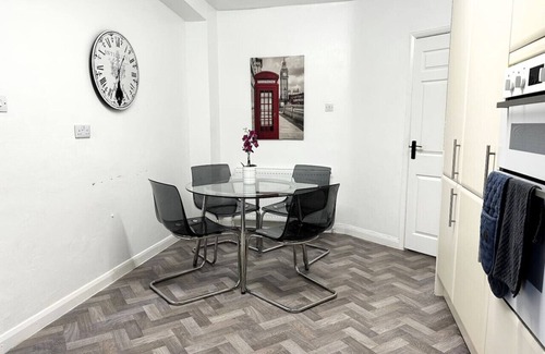 Bicester Casa | Kennedy Villa (5 Bed House with Hot Tub)