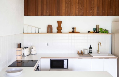Erowal Bay Casa | Kenny: Unique Designer Stay: 70s style & new renovation, 5 mins to Hyams Beach