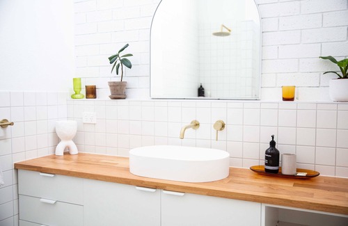 Erowal Bay Casa | Kenny: Unique Designer Stay: 70s style & new renovation, 5 mins to Hyams Beach
