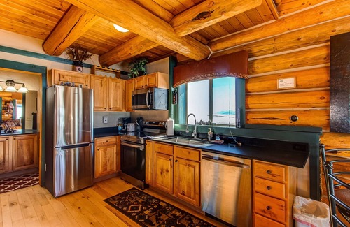 Michigan Hill Cabina | Kenosha Log Cabin with Beautiful Mountain Views