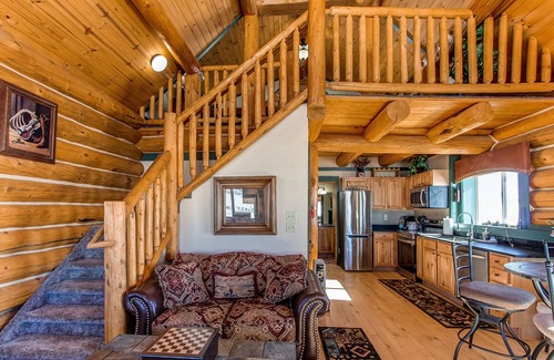 Michigan Hill Cabina | Kenosha Log Cabin with Beautiful Mountain Views