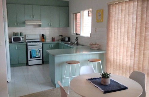 Kensington Casa | Kensington 3BR Townhouse 10min walk Flemington Racetrack & 15min MelbShowground